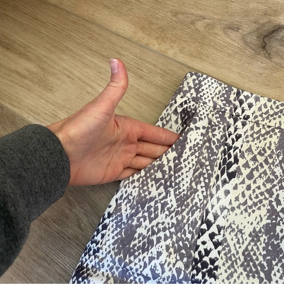 Snake Print Skirt w Pockets - Picture 8 of 14
